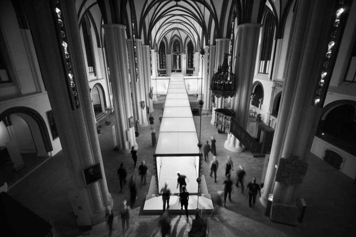 Installation mit Licht in einer Kirche