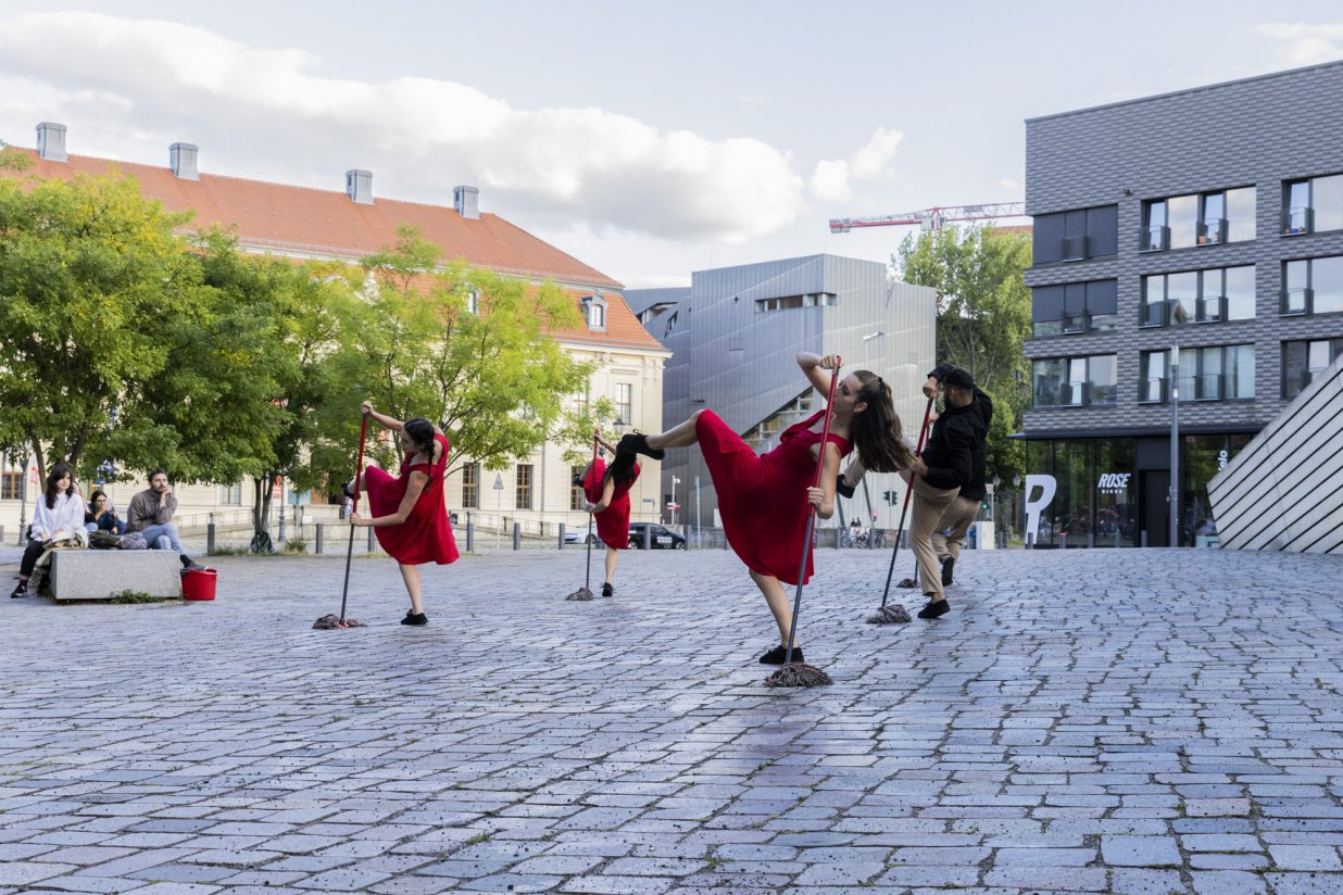 Variations on that or any person - Performance.  Konzept: Valeria Schwarz, Choreografin: Rebekka E. B&ouml;hme, T&auml;nzer:innen: Emmanouela Nikoli Dolianiti, Jihun Choi, Mamie Green, Mohamed Ben Salah, Ortrun Stanzel Cello: Samira Aly | © Victoria Tomaschko