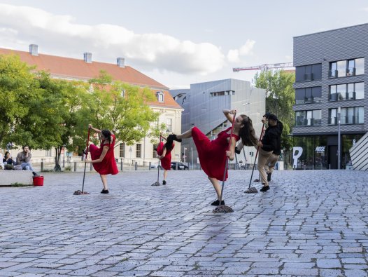 Variations on that or any person - Performance.  Konzept: Valeria Schwarz, Choreografin: Rebekka E. Böhme, Tänzer:innen: Emmanouela Nikoli Dolianiti, Jihun Choi, Mamie Green, Mohamed Ben Salah, Ortrun Stanzel Cello: Samira Aly | © Victoria Tomaschko